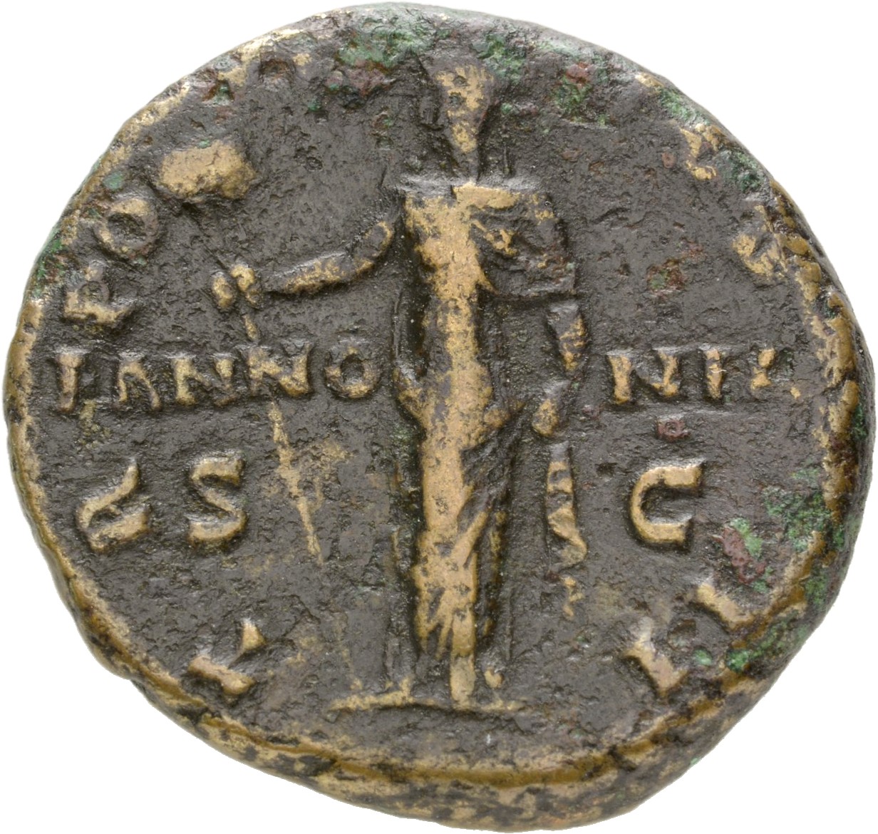 Hadrian reverse — Pannonia steht in der Vorderansicht, den Kopf nach l., mit Feldzeichen (vexillum) in der r. Hand. Sie hebt mit der l. Hand das Gewand. Beiderseits PANNO-NIA / S - C.