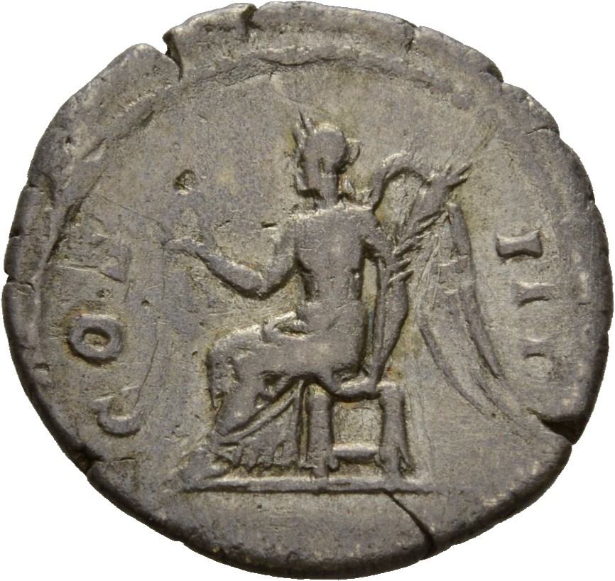 RIC II Hadrian 345 Hadrian reverse, Victoria sitzt nach l., im l. Arm Palmzwedel und in der r. Hand Kranz.