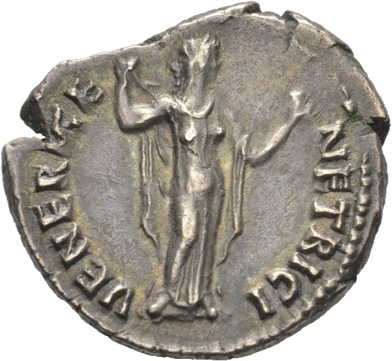 RIC II Hadrian 396 Hadrian reverse, Venus steht in der Vorderansicht, den Kopf nach r., hebt mit der r. Hand Mantel von de...