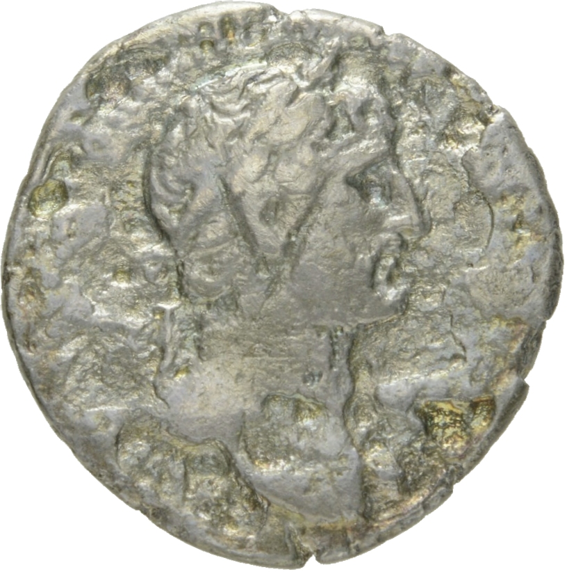 RIC II Hadrian 39B (denarius) Hadrian obverse, Büste des Hadrianus mit Lorbeerkranz und Gewandspuren an der l. Schulter in...