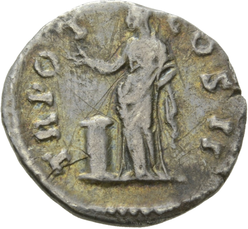 RIC II Hadrian 432 Hadrian reverse, Pietas steht in der Vorderansicht, den Kopf nach l. vor Altar, über den sie ihre r. Ha...