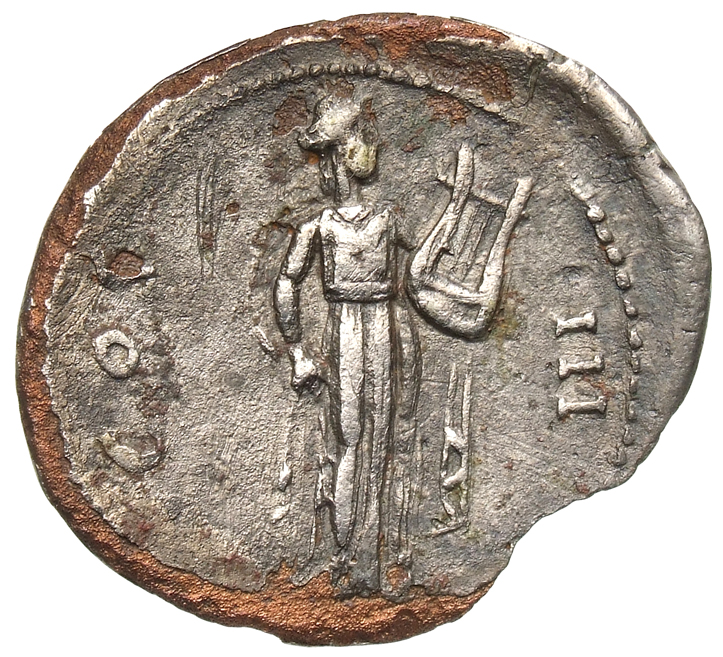 Hadrian reverse — Apollo steht im langem Gewand in der Vorderansicht, den Kopf nach r. gewandt. Er hält eine Leier (kithara) im l. Arm und in der r. Hand ein Schlagstück (plectrum).