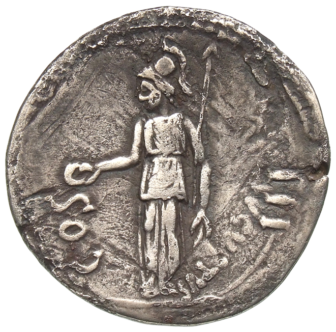 Hadrian reverse — Athena steht in der Vorderansicht, den Kopf nach l. Sie hält in der ausgestreckten r. Hand eine Schale (patera) und im l. Arm einen Speer sowie einen auf den Boden aufgestellten Schild. Reste des Untertyps mit Altar und Aufschrift AVGVSTVS.