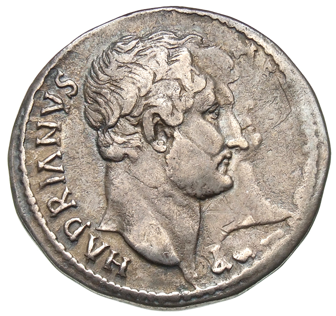 Hadrian obverse — Kopf des Hadrianus nach r. Im l. F. Reste des Bildnisses des Augustus sowie der vormaligen Umschrift des Untertyps.