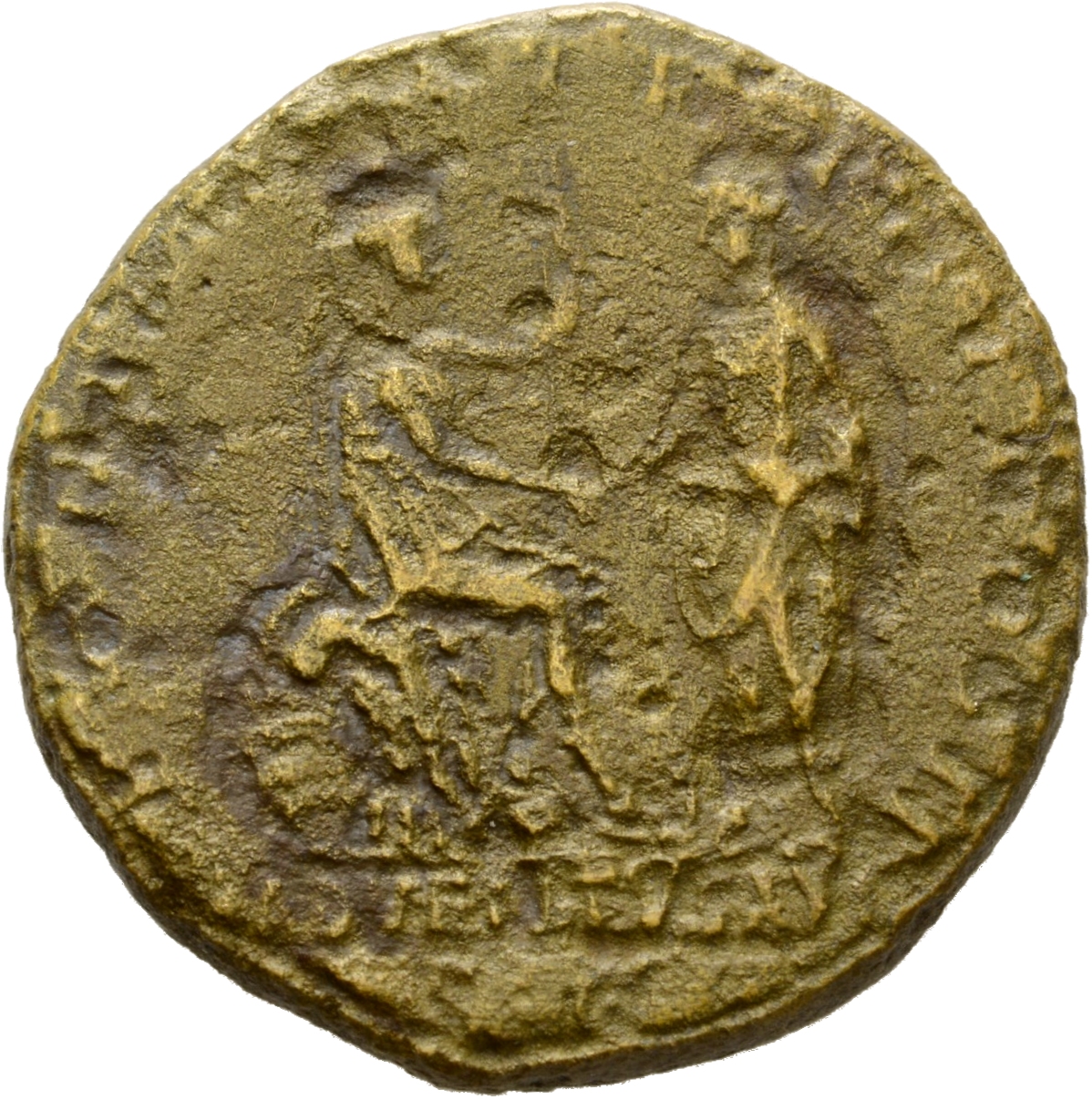 Hadrian reverse — Roma sitzt auf Rüstung nach r., Speer in l. Hand und reicht r. Hand dem r. stehenden Hadrianus.