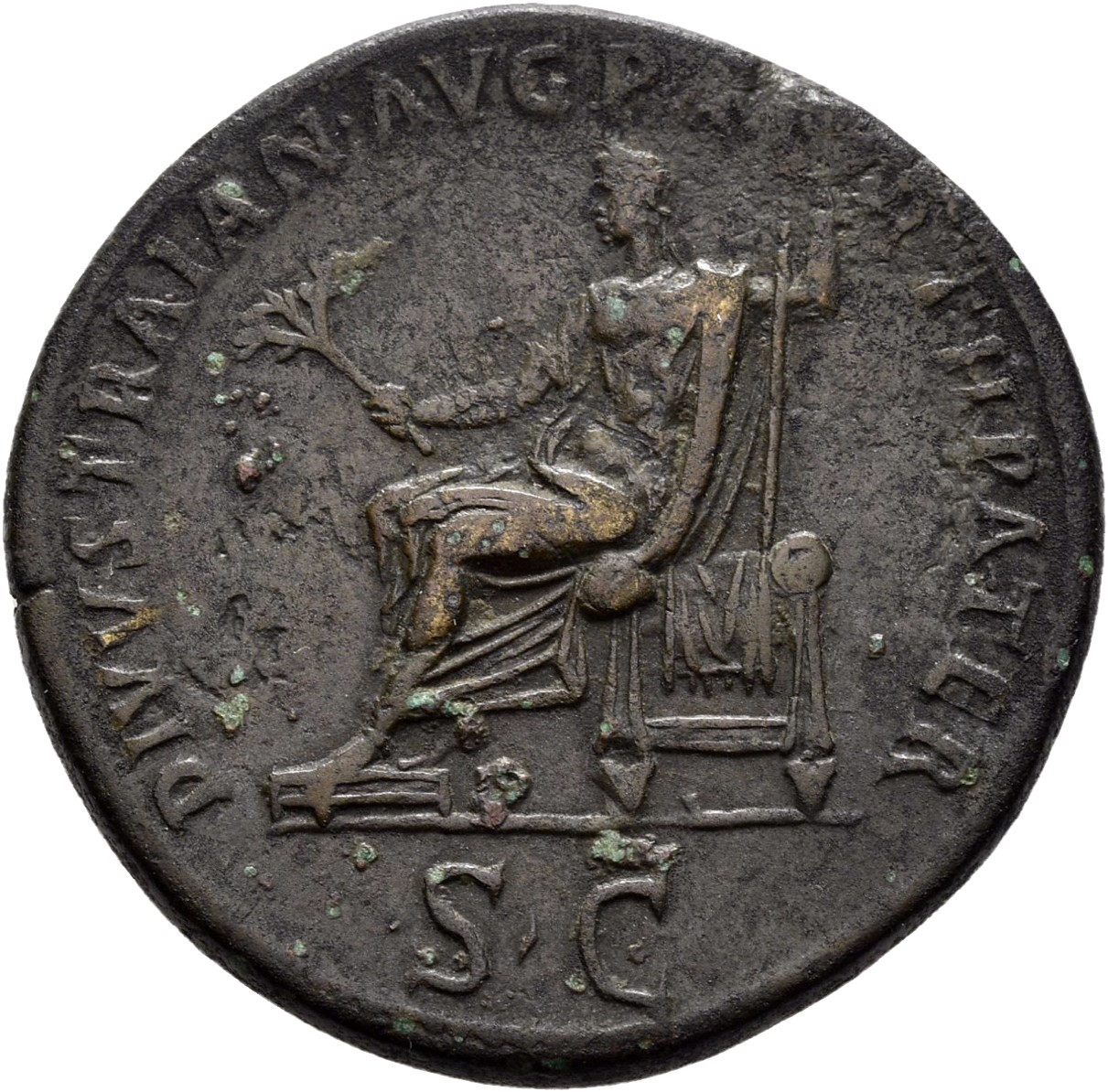 RIC II Hadrian 627A Hadrian reverse, Divus Traianus sitzt nach l. In seiner r. Hand hält er einen Lorbeerzweig und im l. A...