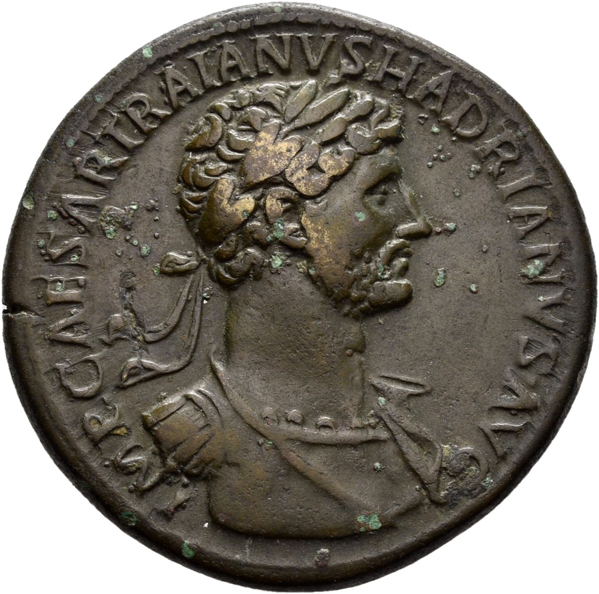 RIC II Hadrian 627A Hadrian obverse, Auf der l. Schulter drapierte Panzerbüste des Hadrianus mit Lorbeerkranz in der Brust...