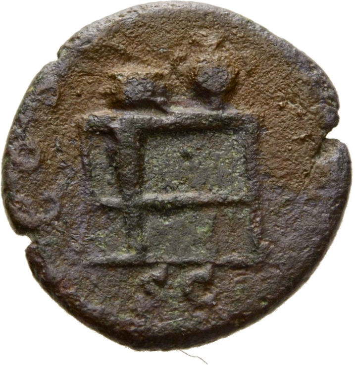 RIC II Hadrian 735d Hadrian reverse, Tisch mit Becher und Urne.