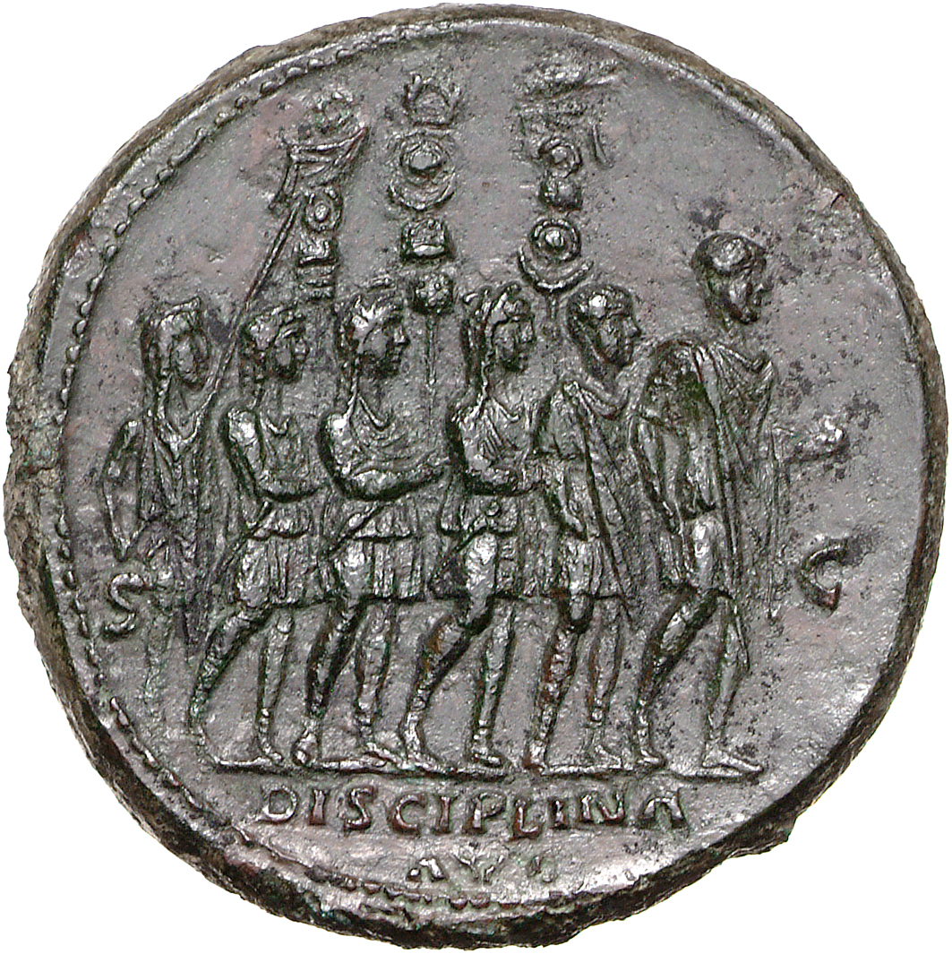 RIC II Hadrian 747c Hadrian reverse, Hadrianus, eine Rolle haltend, schreitet nach r., gefolgt von Offizier und vier Solda...