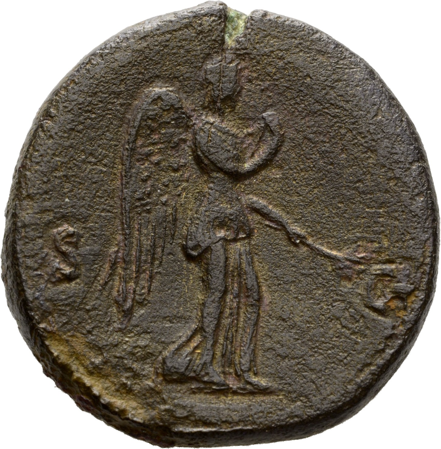 Hadrian reverse — Geflügelte Nemesis steht nach r., mit der r. Hand führt sie ihr Gewand zu ihrem Mund, in der l. Hand Zweig.