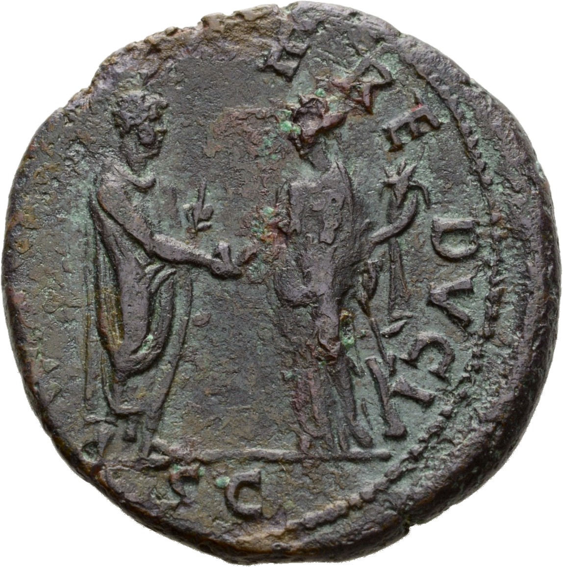 Hadrian reverse — Hadrianus mit Toga steht nach r. Er hält in der l. Hand Schriftrolle. Fortuna steht ihm gegenüber. Sie hält im l. Arm ein Füllhorn (cornucopiae). Beide reichen sich die Hände.