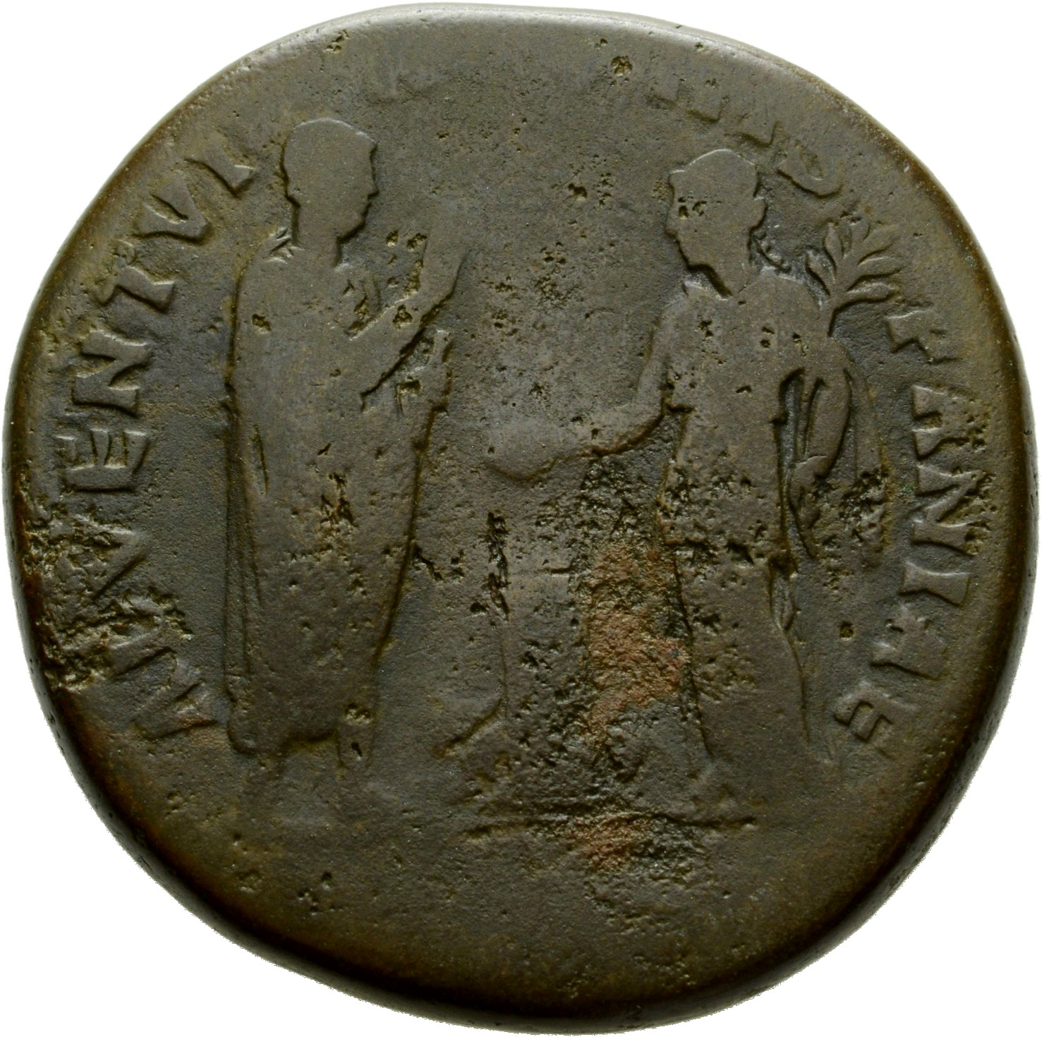 Hadrian reverse — Hadrianus mit Toga steht nach r. Er hebt die r. Hand. Ihm gegenüber Hispania. Sie opfert über Altar im Zentrum und hält im l. Arm Zweig. Neben dem Altar ein Opfer.