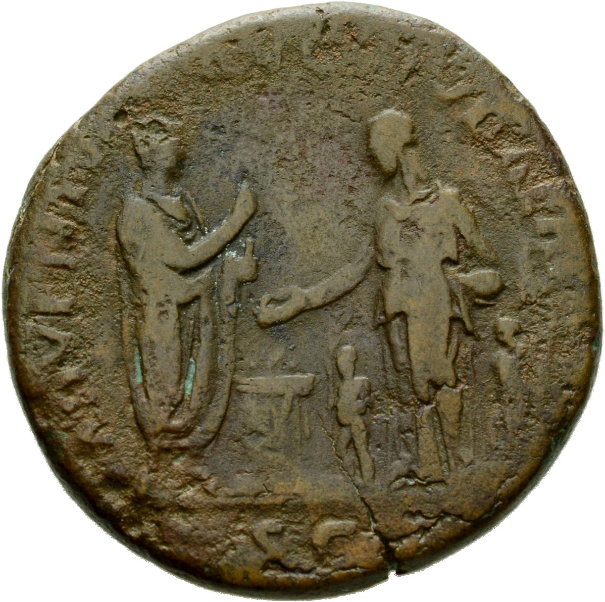 Hadrian reverse — Hadrianus mit Toga steht nach r. Er hebt die r. Hand. Ihm gegenüber Iudaea. Sie opfert über Altar im Zentrum und hält Box im l. Arm. Um sie herum stehen zwei Kinder nach l.
