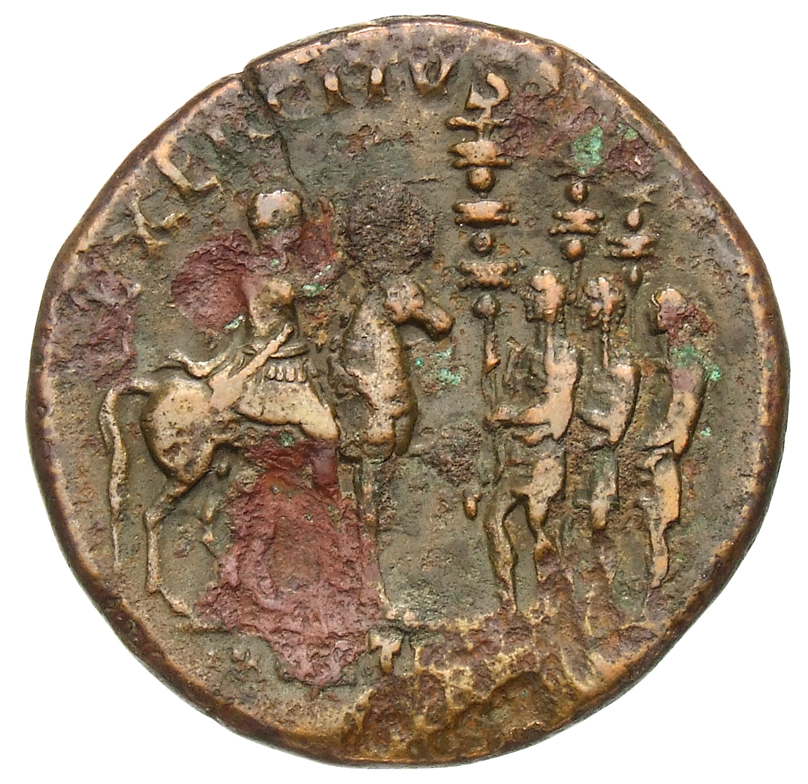Hadrian reverse — Hadrianus auf Pferd nach r., den r. Arm zum Gruß erhoben (adlocutio), vor ihm drei Soldaten mit jeweils einem Feldzeichen (signum).