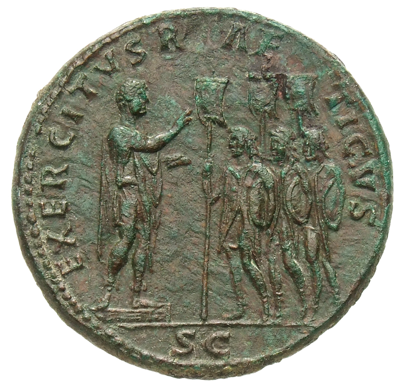 RIC II Hadrian 930c Hadrian reverse, Hadrianus steht auf einem Podest nach r., den r. Arm im Redegestus erhoben (adlocutio...
