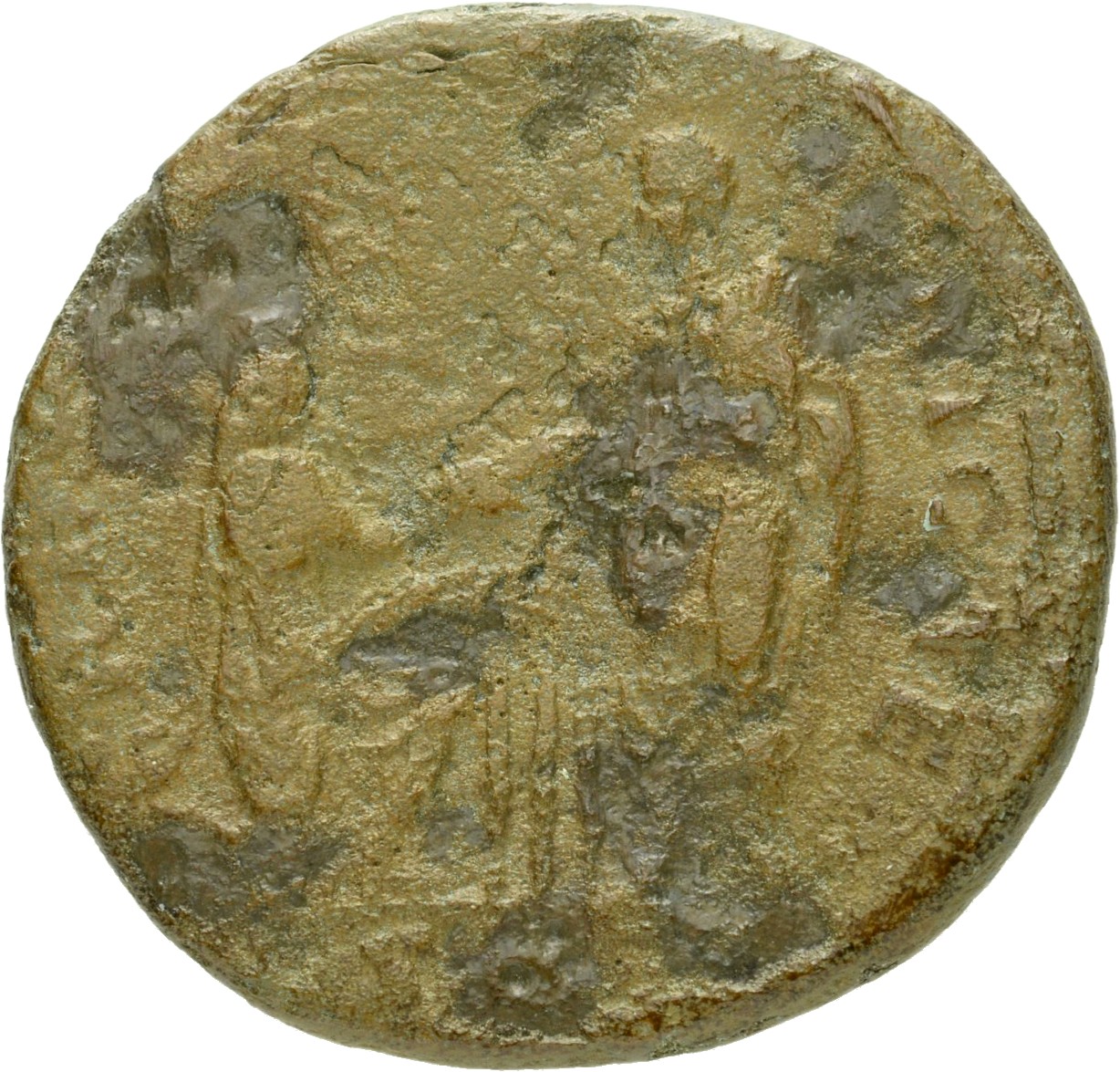Hadrian reverse — Hadrianus mit Toga steht in der Vorderansicht, den Kopf nach l. und reicht der vor ihm knienden Africa die Hand, zwischen den beiden Kornähren.