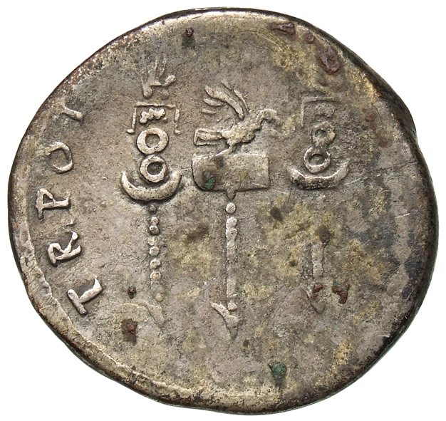 Trajan reverse — Aquila between two standards