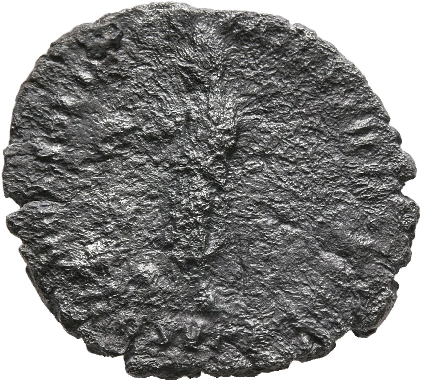 RIC III Commodus 161 Commodus reverse — Commodus, veiled, togate, standing left, sacrificing over lighted altar from pater...