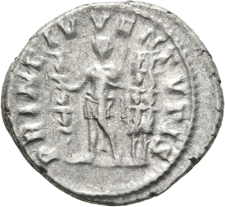 RIC IV Macrinus 102a Diadumenian reverse — Diadumenian, standing front, head right, holding standard in right hand and sce...