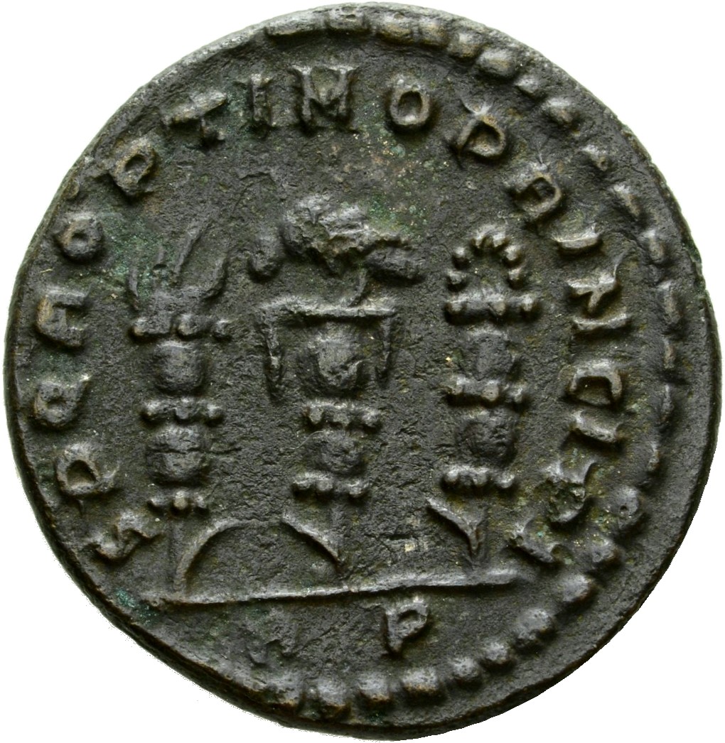 RIC VI Rome 351a Constantine I reverse, Legionary eagle, standing front or right, between two vexilla