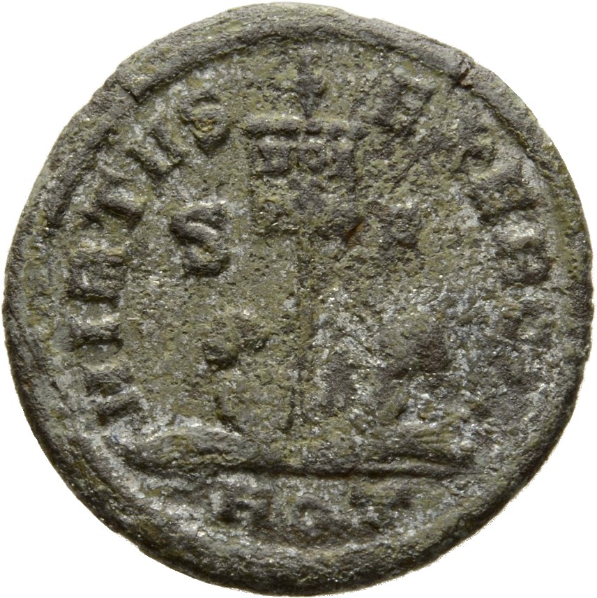 RIC VII Aquileia 41 Constantine I reverse, Standard inscribed VOT/X flanked by two seated captives