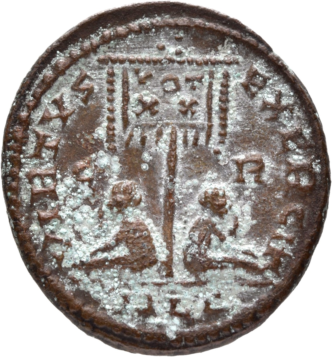 RIC VII Lugdunum 115 Constantine I reverse, Standard inscribed VOT/XX flanked by two seated captives