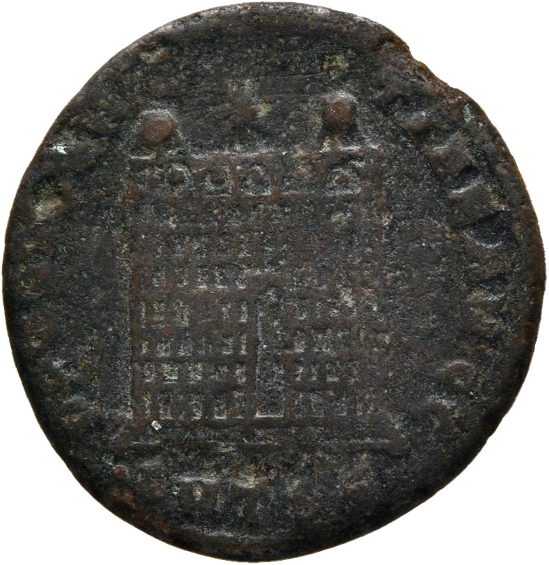 RIC VII Thessalonica 154 Constantine I reverse, Camp gate with two turrets, without doors, with varying number of stone la...