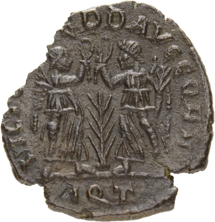 RIC VIII Aquileia 87 Constans reverse, Two Victories, winged, draped, standing facing each other, each holding wreath in r...